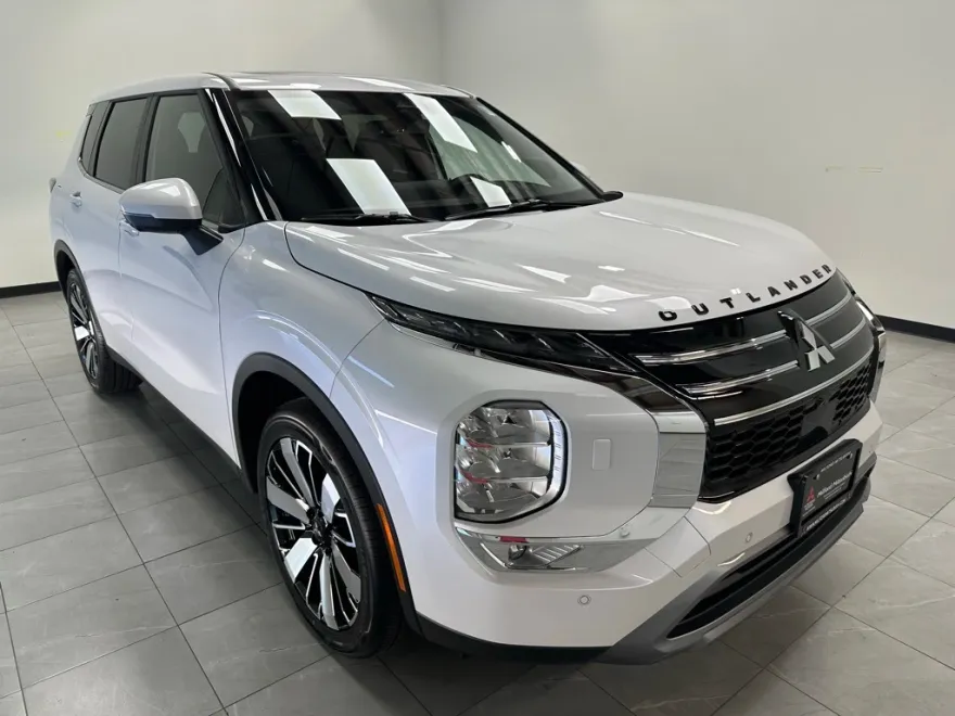 2025 Mitsubishi Outlander SE photo 1