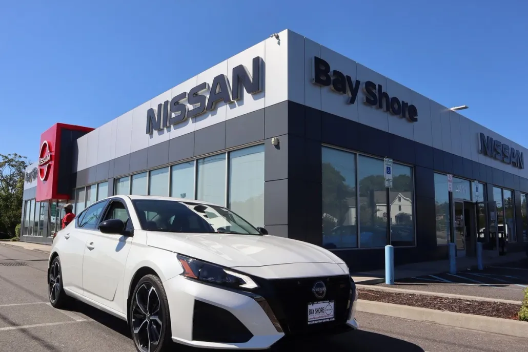 2025 Nissan Altima SR photo 1
