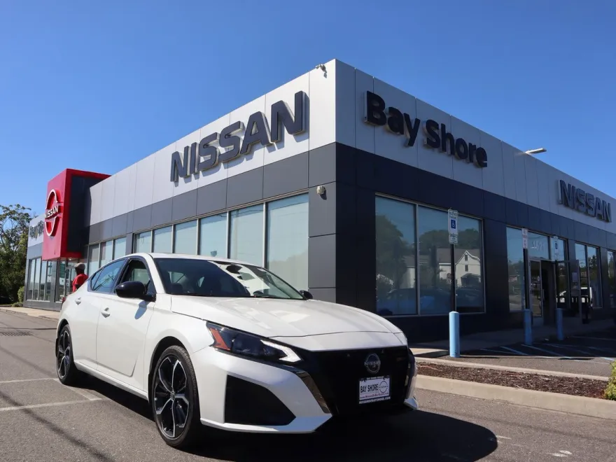 2025 Nissan Altima SR photo 1