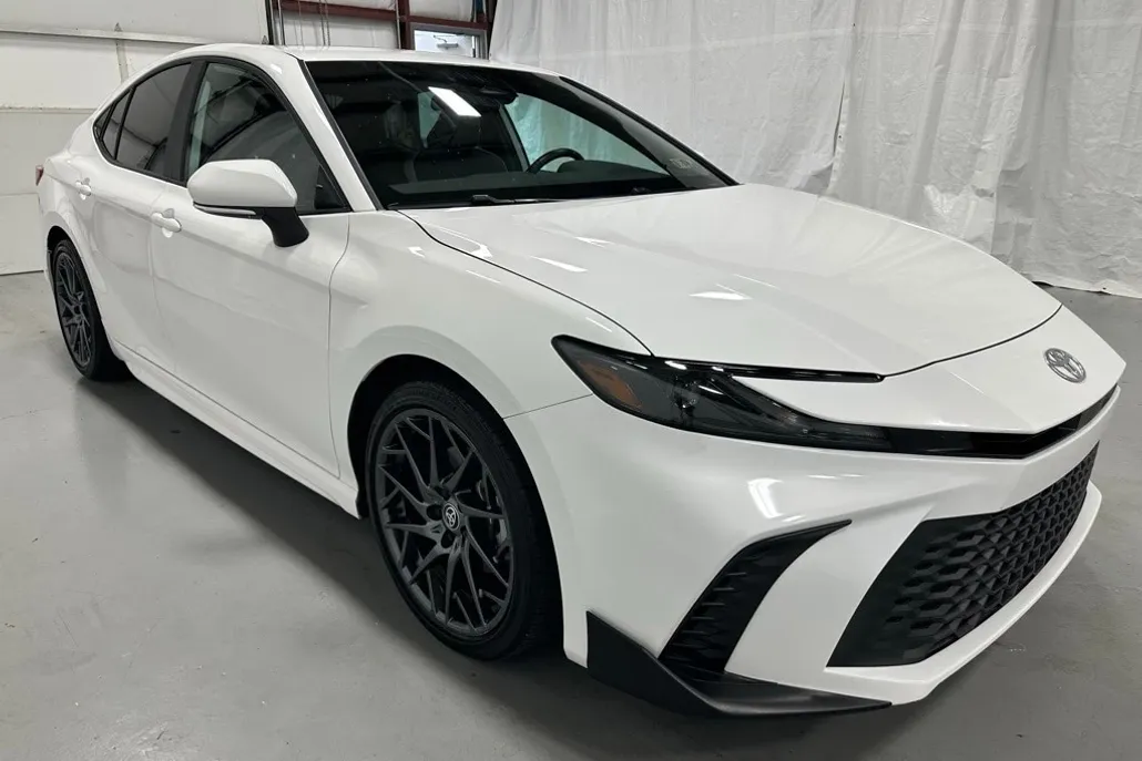 2025 Toyota Camry SE photo 1