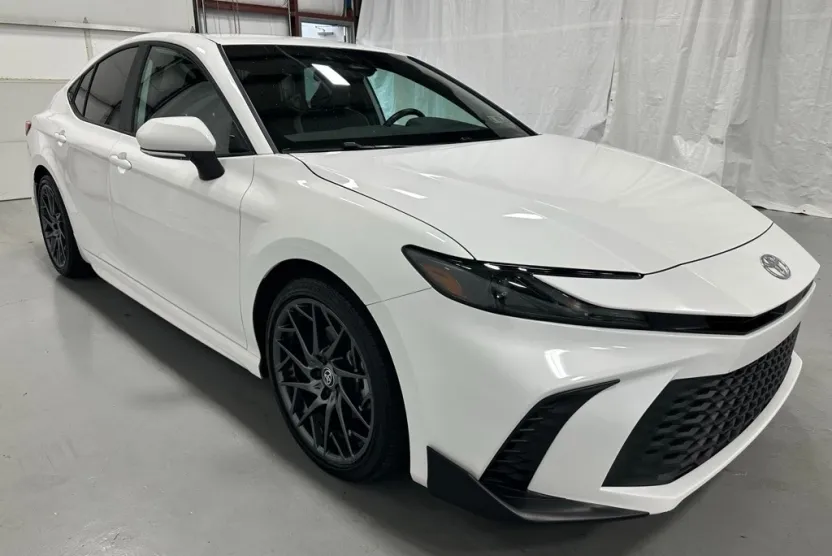 2025 Toyota Camry SE photo 1