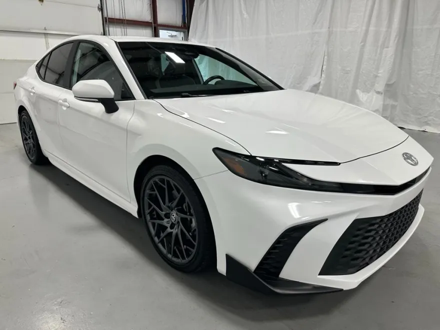 2025 Toyota Camry SE photo 1