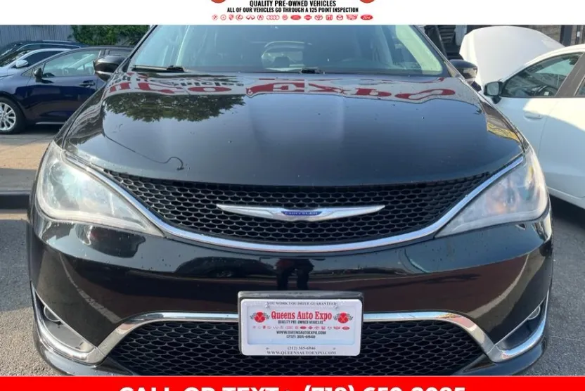 2019 Chrysler Pacifica Touring L photo 1