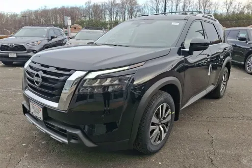 2025 Nissan Pathfinder SL photo 2
