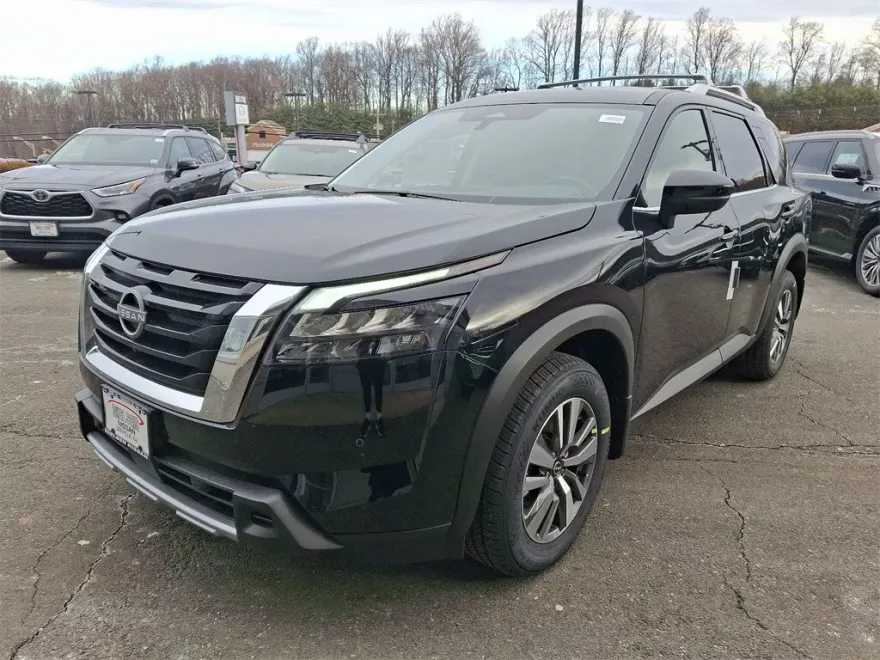 2025 Nissan Pathfinder SL photo 2