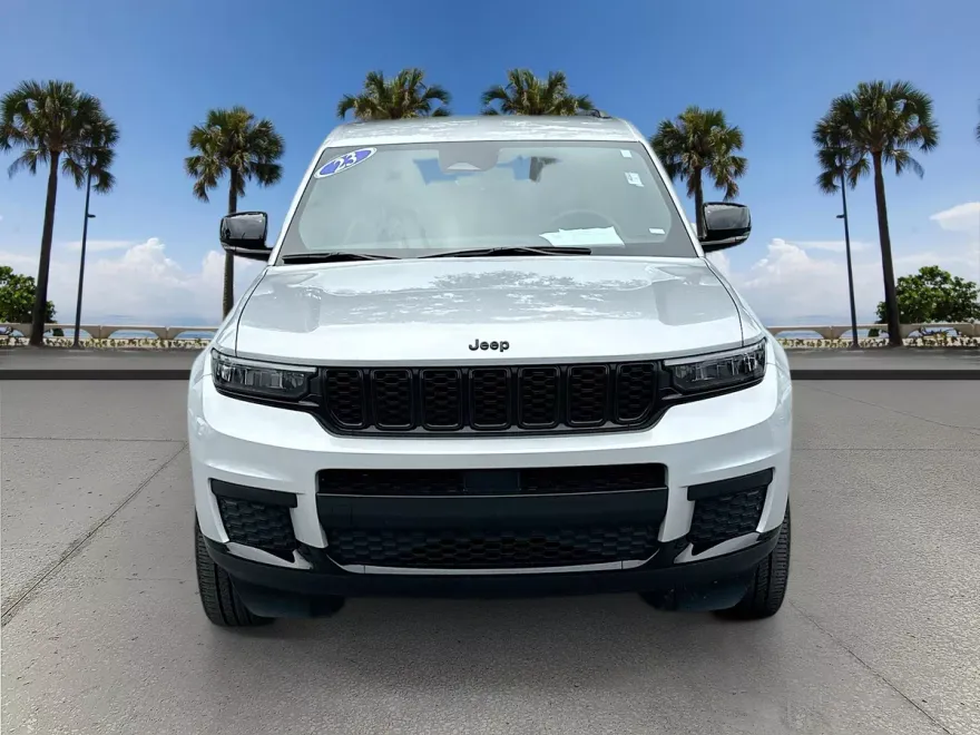 2023 Jeep Grand Cherokee Altitude photo 1