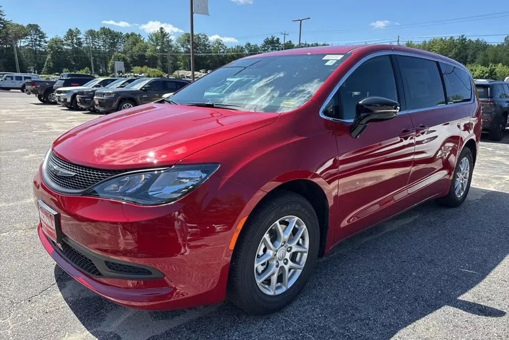 2025 Chrysler Voyager LX photo 1