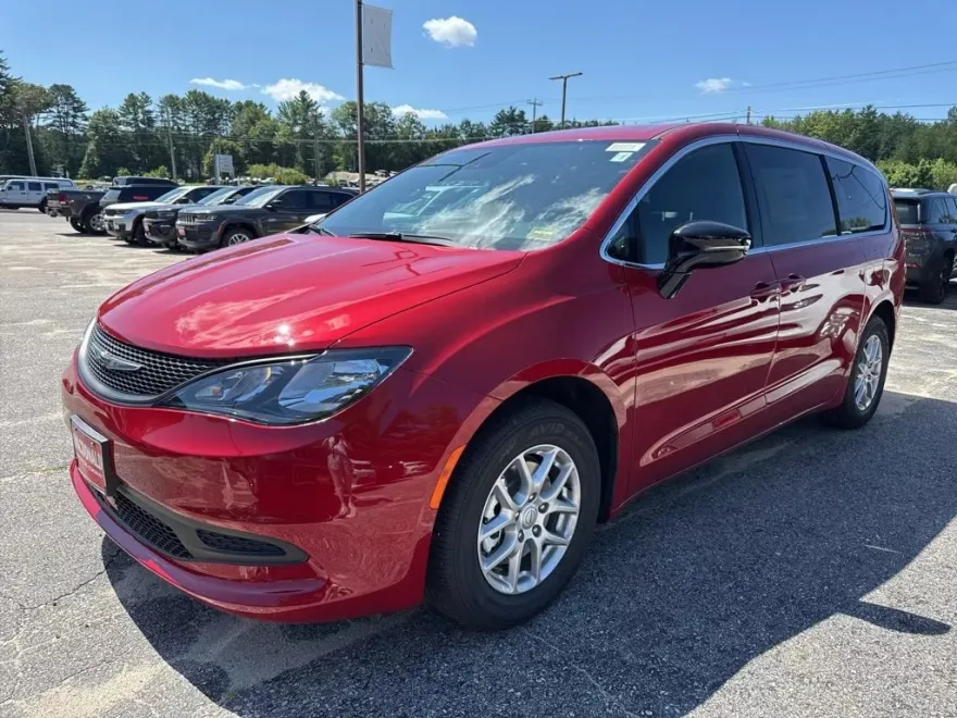 2025 Chrysler Voyager LX photo 1