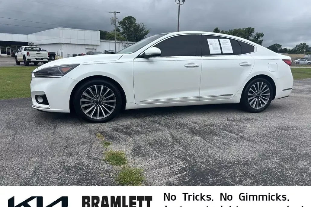 2017 Kia Cadenza Premium photo 1