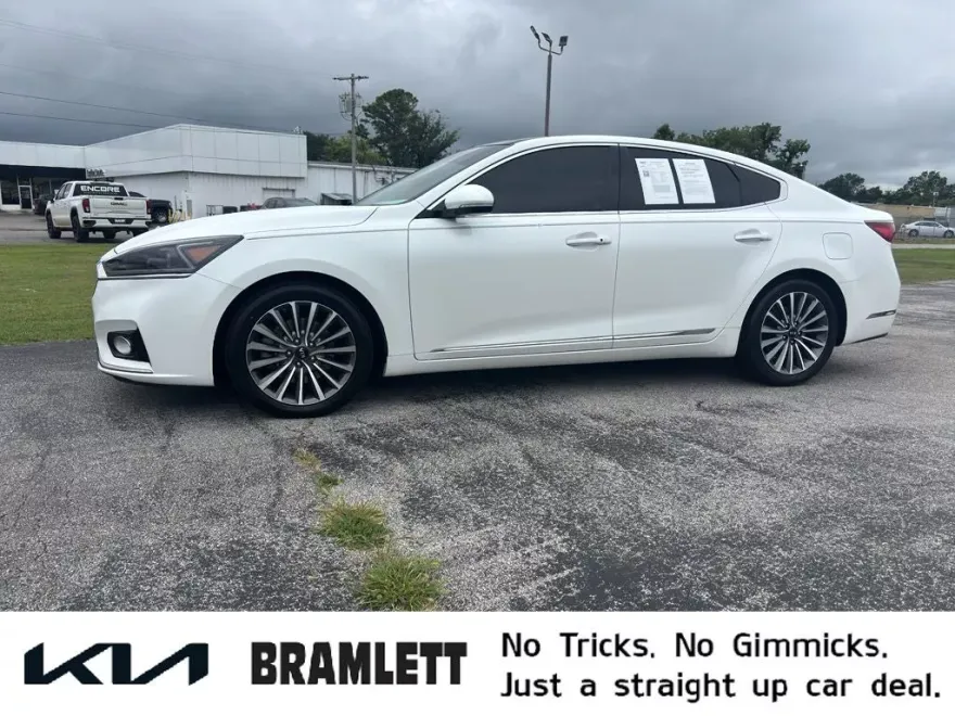 2017 Kia Cadenza Premium photo 1