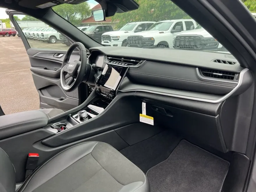 2025 Jeep Grand Cherokee Altitude X photo 12