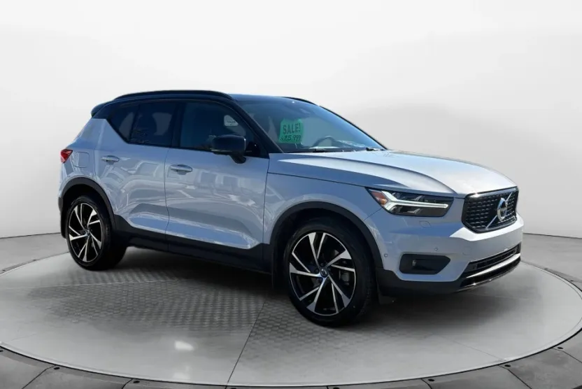 2022 Volvo XC40 T5 R-Design photo 1