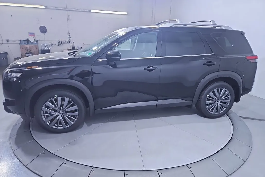 2025 Nissan Pathfinder SL photo 1