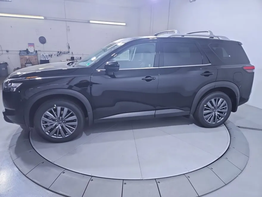 2025 Nissan Pathfinder SL photo 1