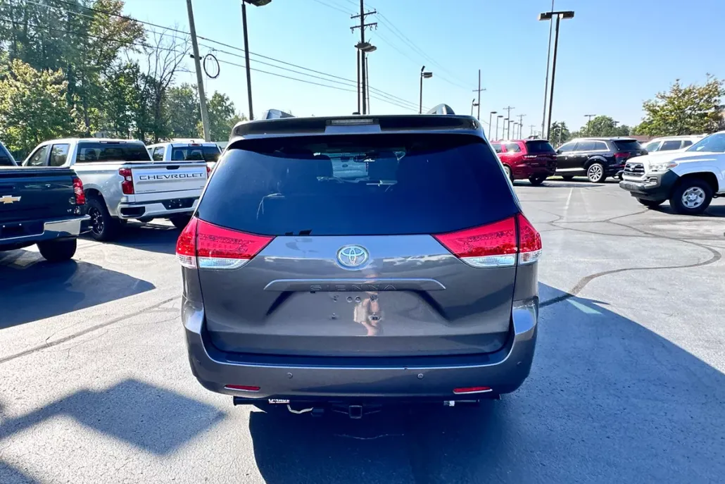 2011 Toyota Sienna XLE photo 1