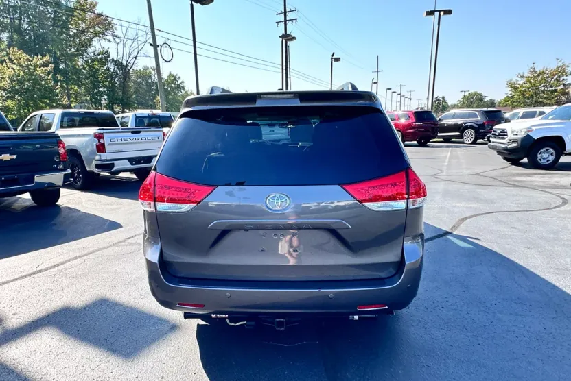 2011 Toyota Sienna XLE photo 1