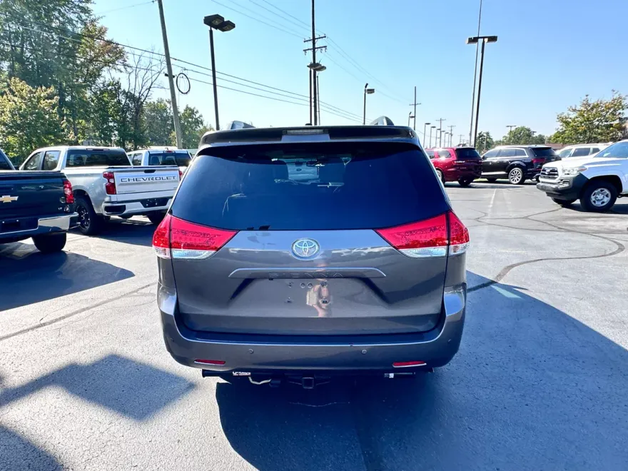 2011 Toyota Sienna XLE photo 1
