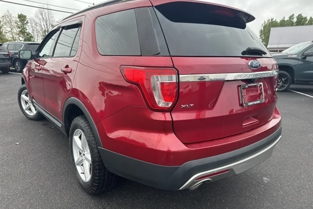 2017 Ford Explorer XLT photo 1