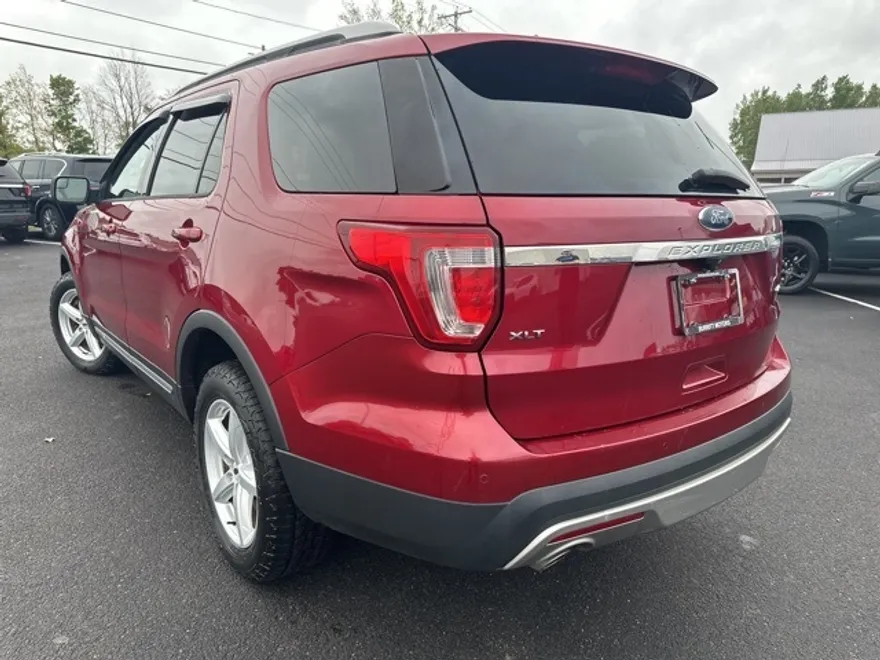 2017 Ford Explorer XLT photo 1