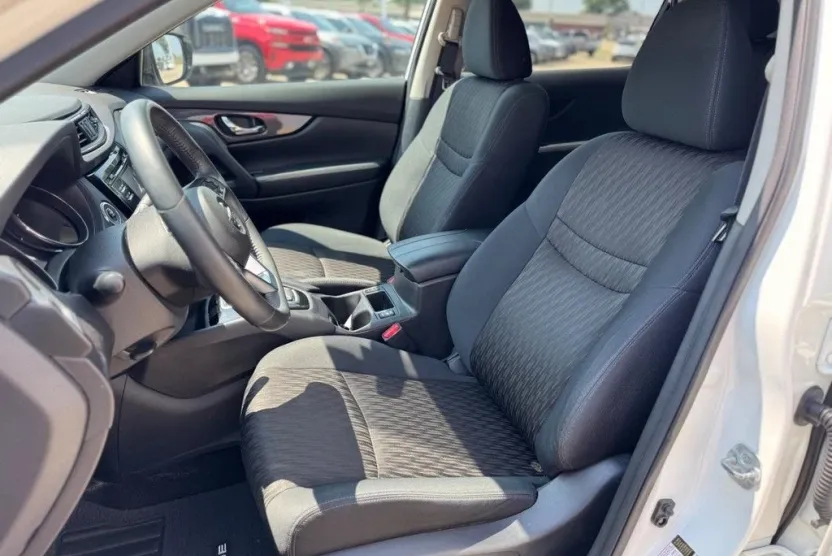 2017 Nissan Rogue SV photo 1