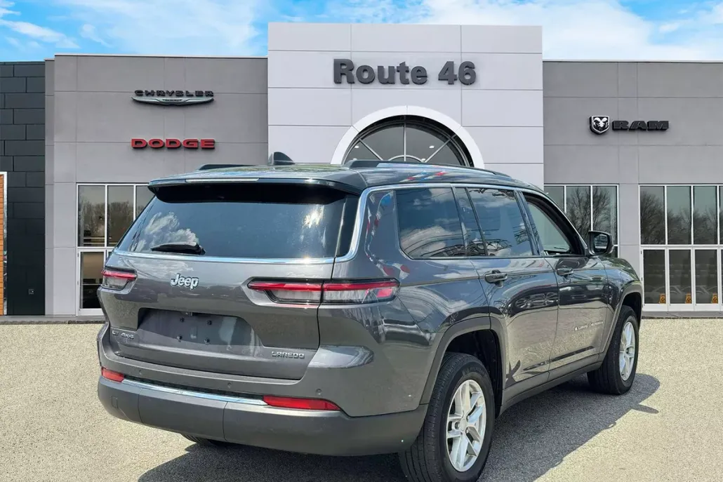 2022 Jeep Grand Cherokee Laredo photo 1