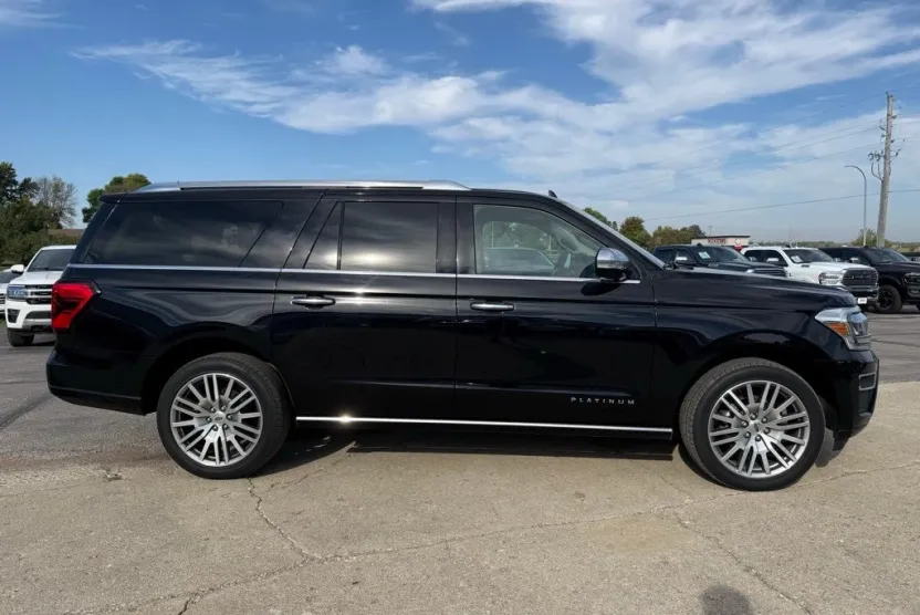 2022 Ford Expedition MAX Platinum photo 1