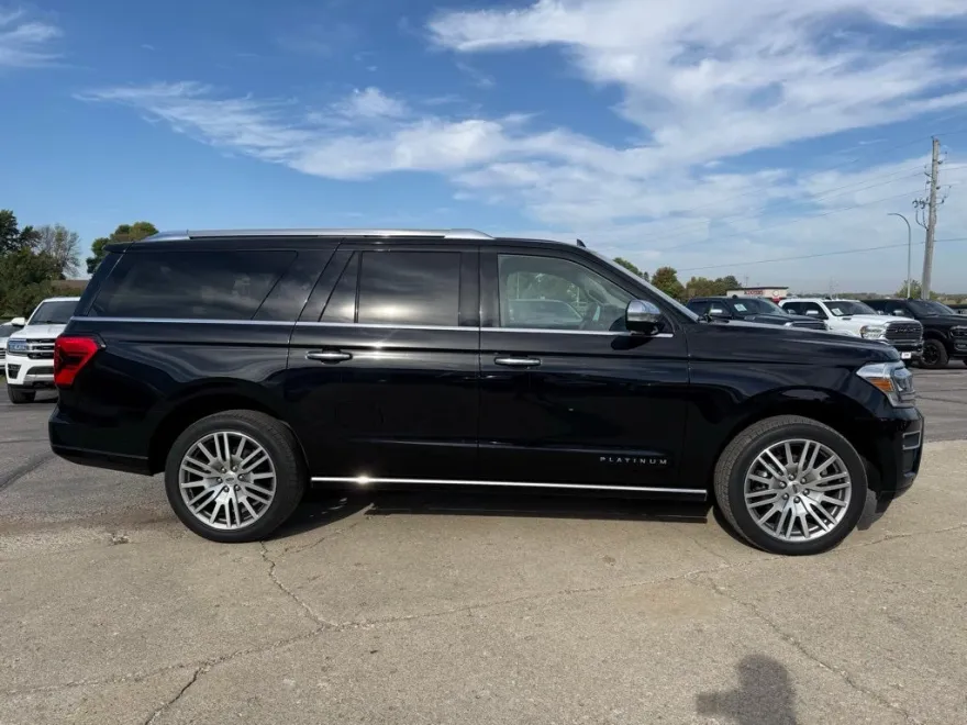 2022 Ford Expedition MAX Platinum photo 1
