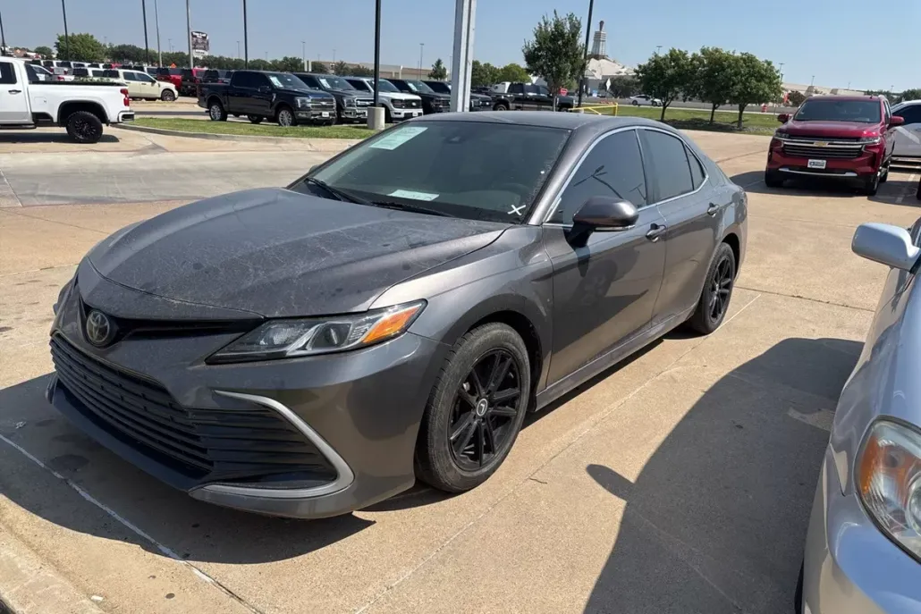 2023 Toyota Camry LE photo 1