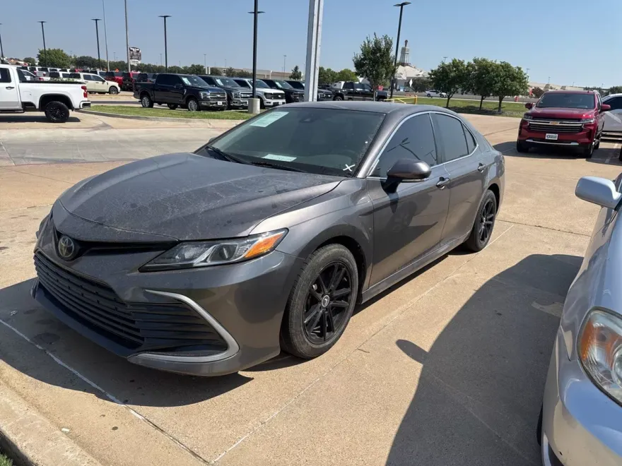 2023 Toyota Camry LE photo 1