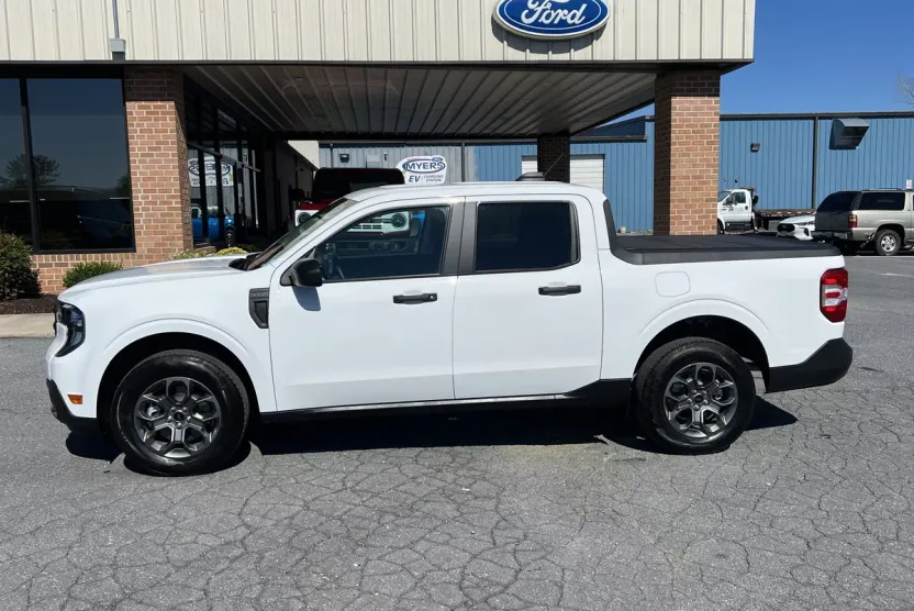 2025 Ford Maverick XLT photo 1
