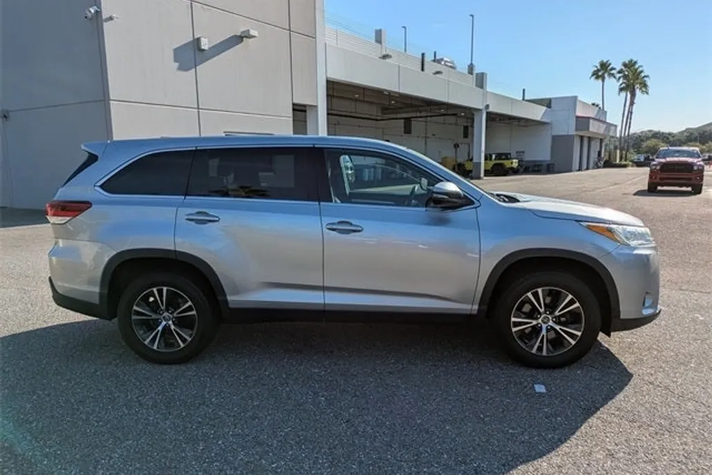 2019 Toyota Highlander LE photo 1
