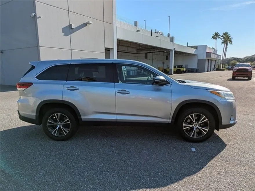 2019 Toyota Highlander LE photo 1