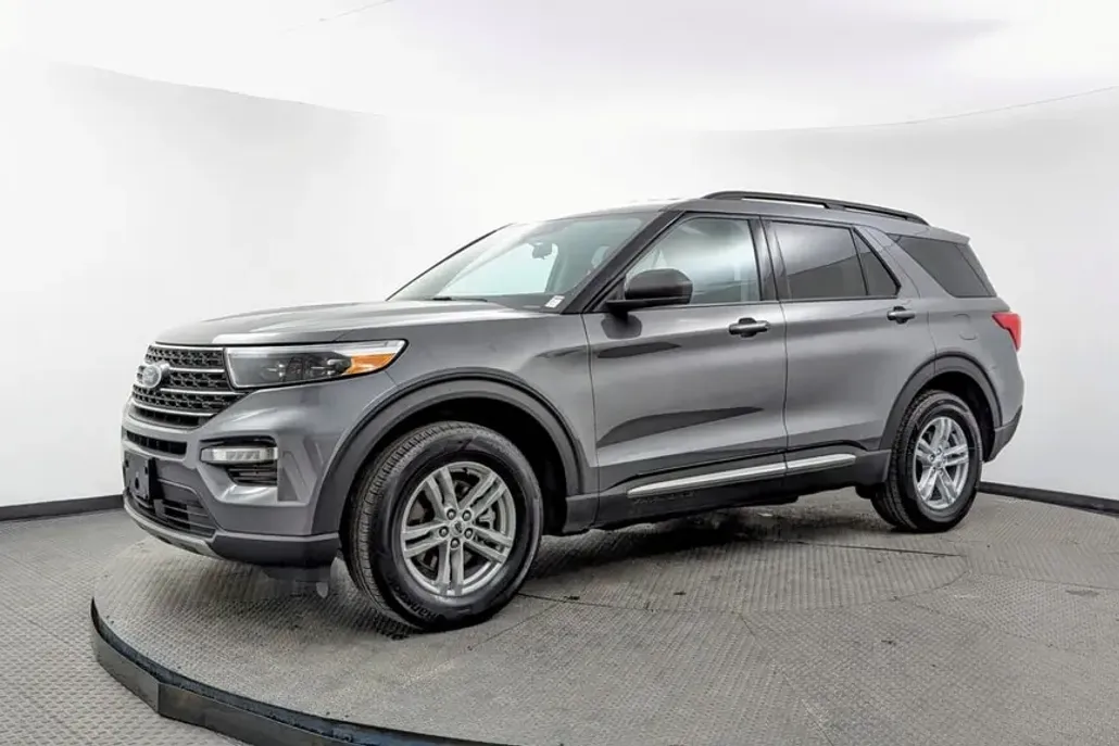 2023 Ford Explorer XLT photo 1