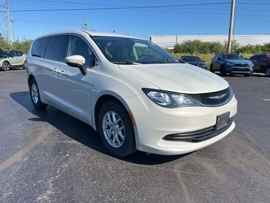 2017 Chrysler Pacifica Touring photo 1