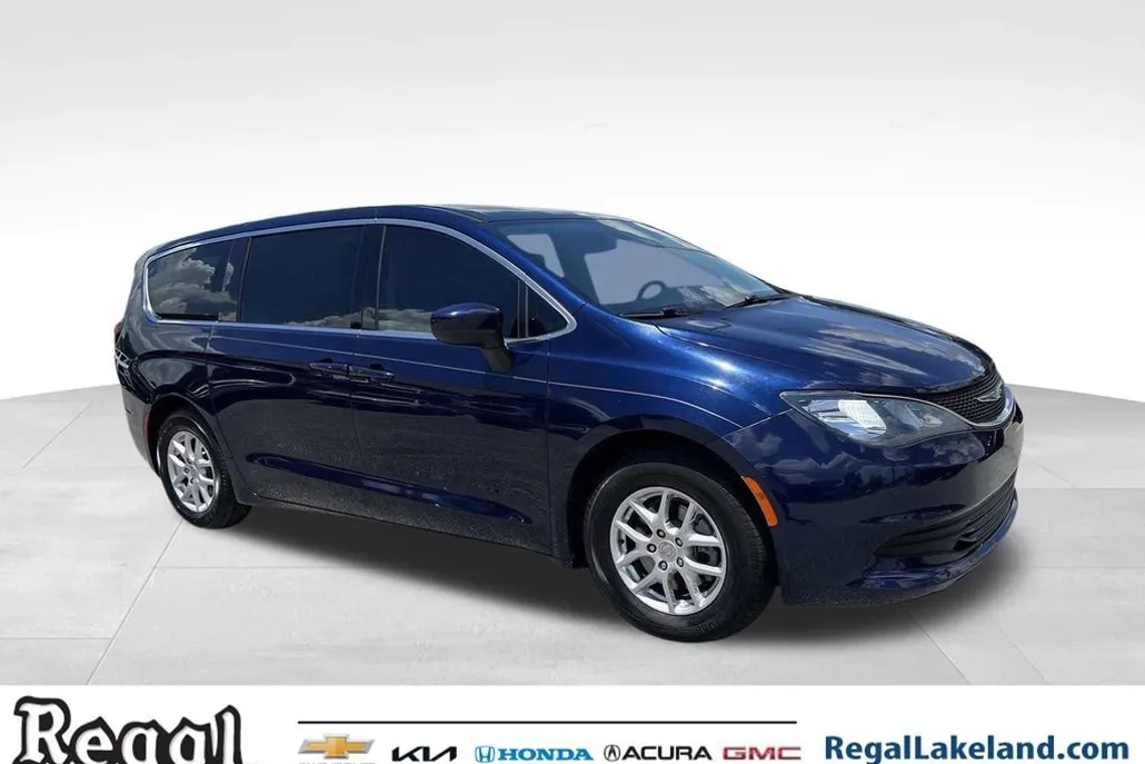 2017 Chrysler Pacifica Touring photo 1