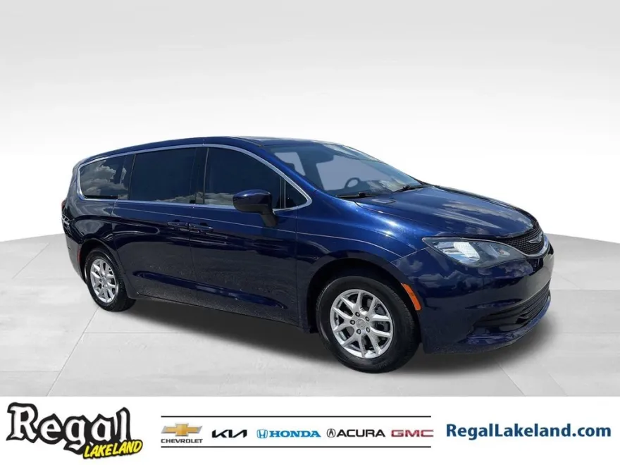 2017 Chrysler Pacifica Touring photo 1