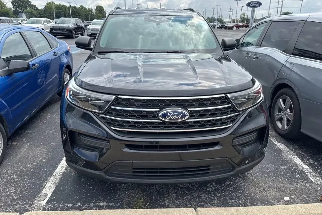 2023 Ford Explorer XLT photo 1