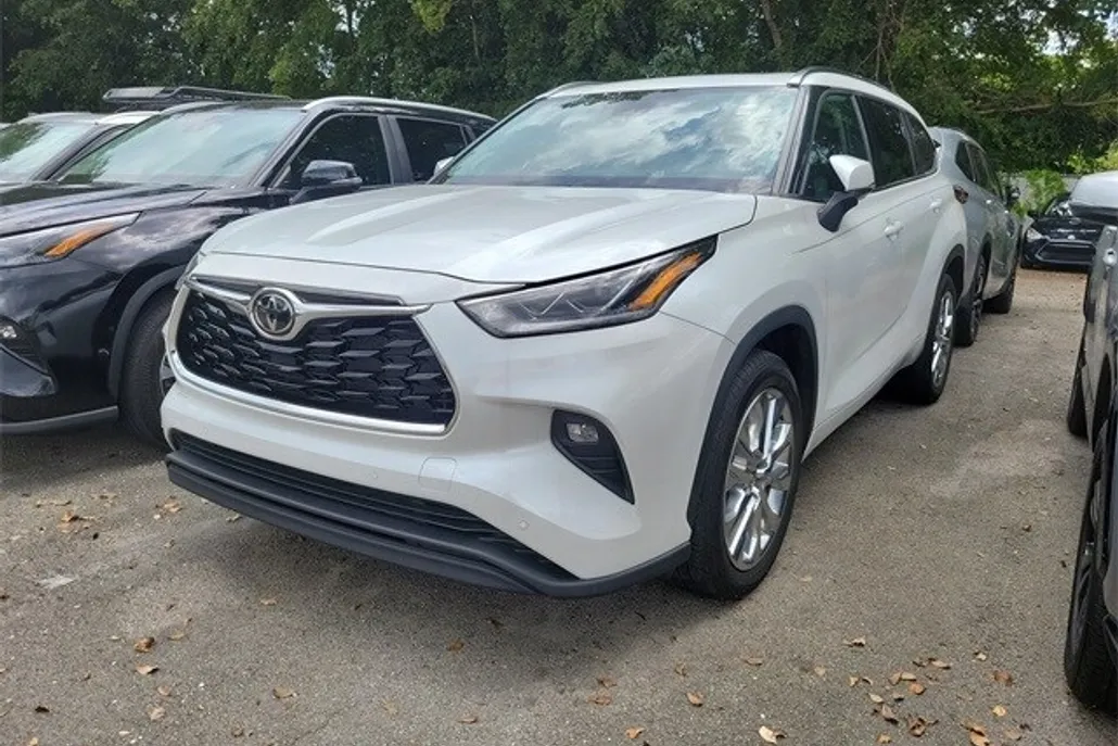 2022 Toyota Highlander Limited photo 1