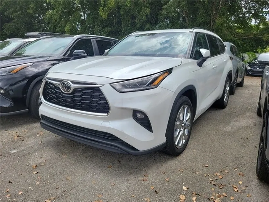 2022 Toyota Highlander Limited photo 1