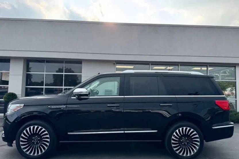 2021 Lincoln Navigator Black Label photo 1