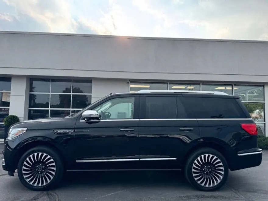 2021 Lincoln Navigator Black Label photo 1