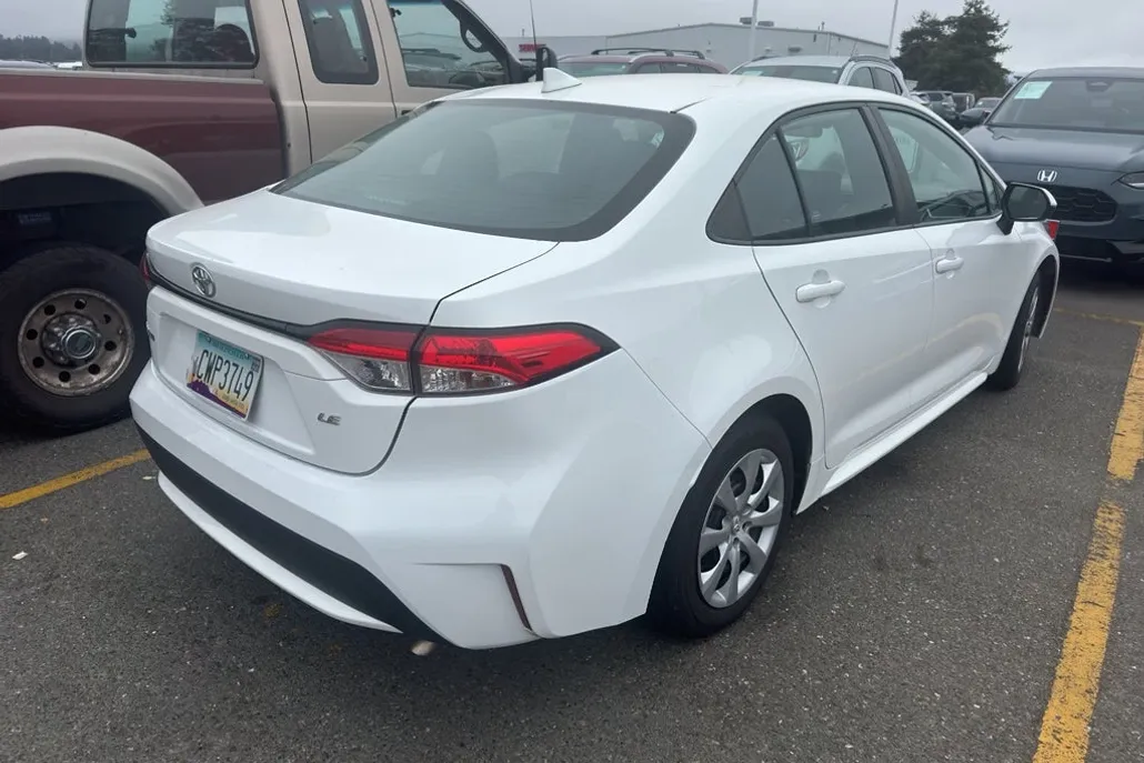 2022 Toyota Corolla LE photo 1