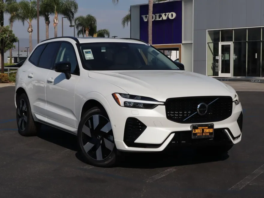 2025 Volvo XC60 Hybrid T8 Plus photo 1