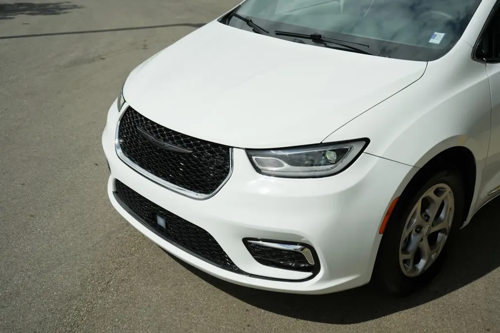 2023 Chrysler Pacifica Limited photo 1