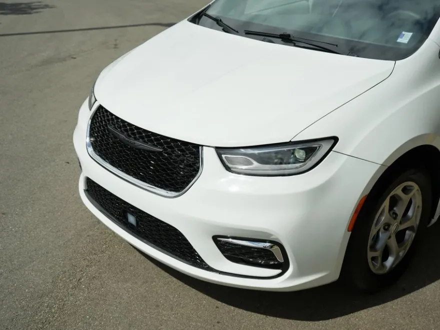 2023 Chrysler Pacifica Limited photo 1