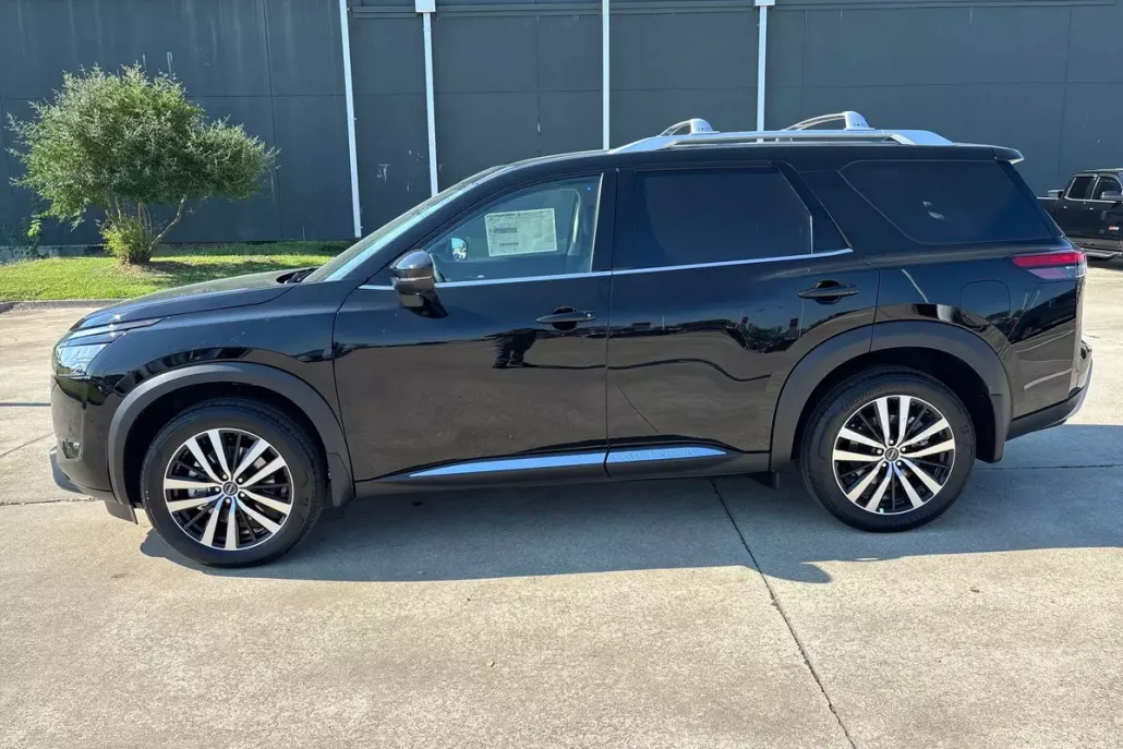 2025 Nissan Pathfinder Platinum photo 1