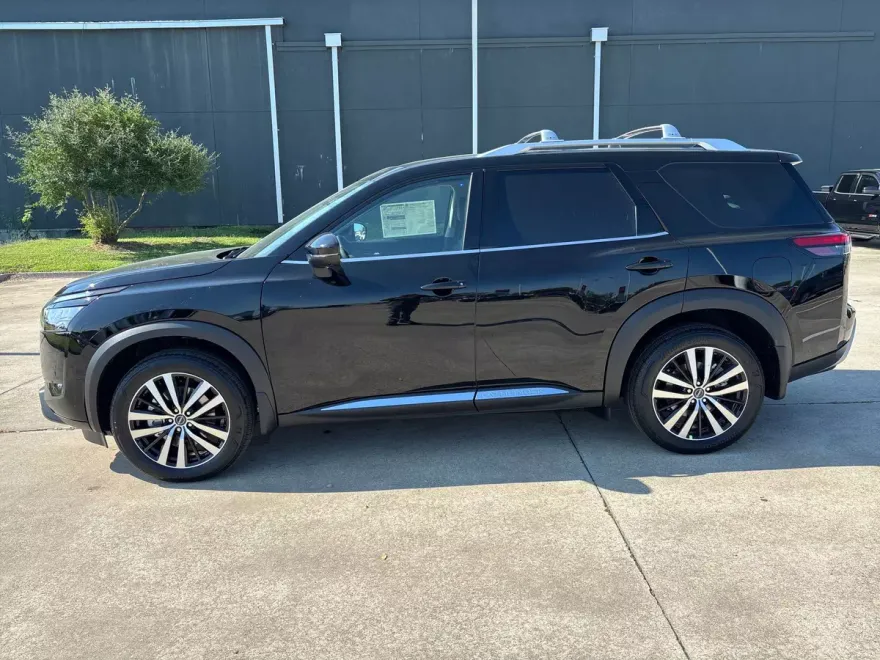 2025 Nissan Pathfinder Platinum photo 1