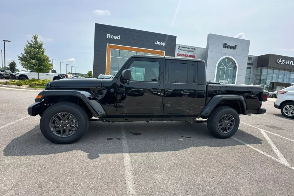 2025 Jeep Gladiator Sport S photo 1