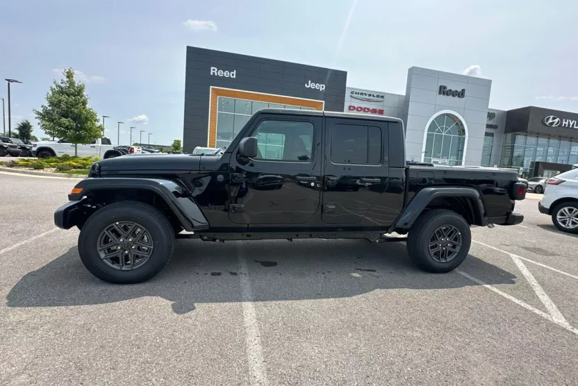 2025 Jeep Gladiator Sport S photo 1