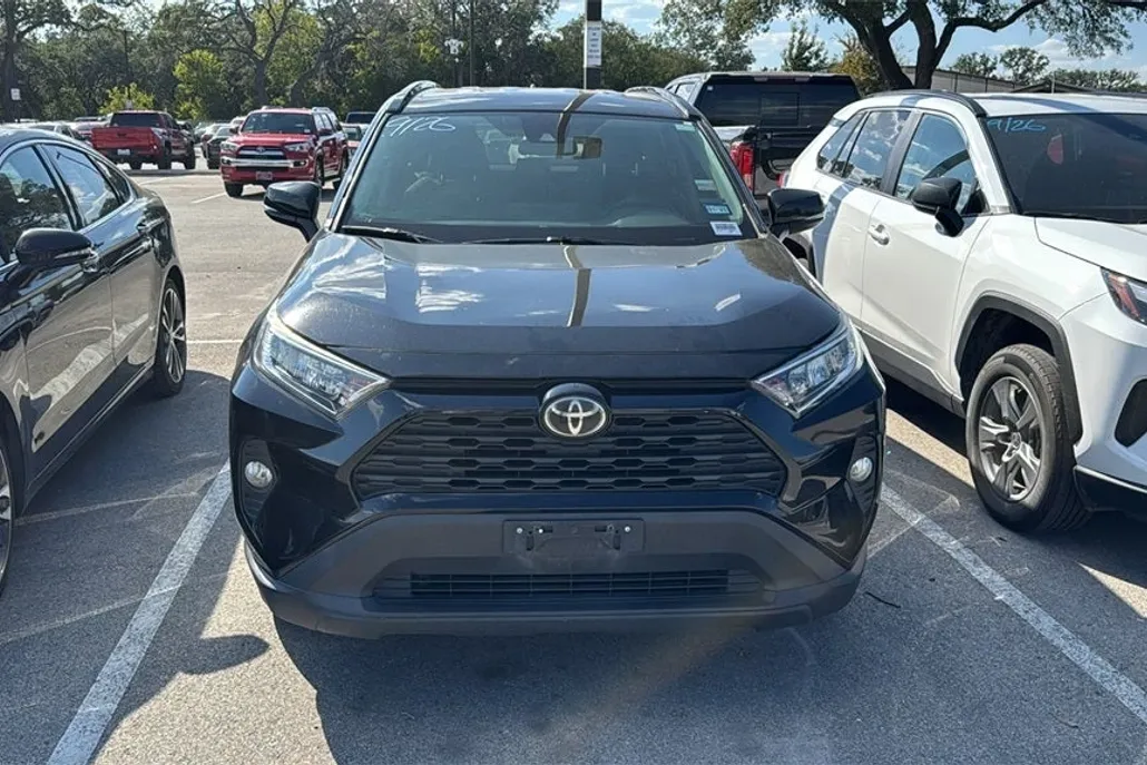 2020 Toyota RAV4 XLE photo 1